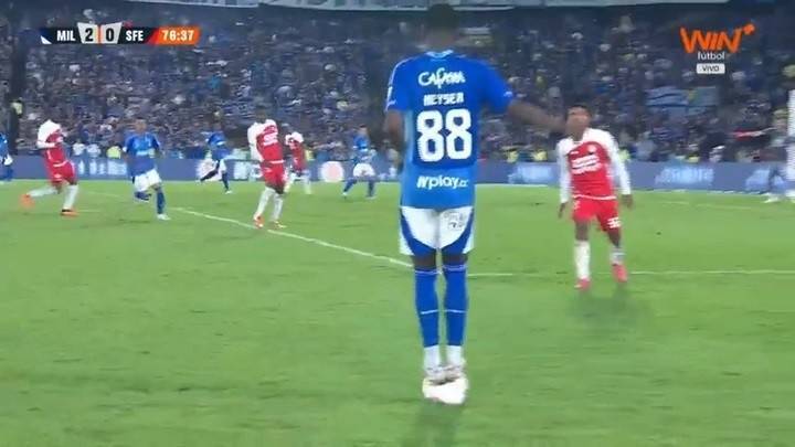 太阳报：切尔西考察哥伦比亚19岁“刺头”天才，双脚踩球引发冲突